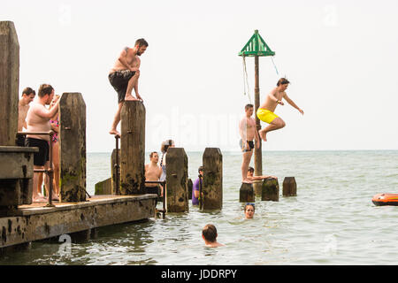 Aberystwyth Wales UK, Dienstag, 20. Juni 2017 UK Wetter: Menschen in Aberystwyth Abkühlung durch Tauchen in das Meer auf noch einen weiteren Tag der klaren, blauen Himmel und sengender Hitze an der West Küste von Wales als Mini-Hitzewelle über den britischen Inseln weiter. Das Met Office hat davor gewarnt, von starkem Regen und Gewitter mit der Chance auf lokalisiert Überschwemmungen betroffen viel des Vereinigten Königreichs in den nächsten 24 Stunden als Wetter-System beginnt zu brechen nach vielen Tagen der Rekord Höhe Temperaturen Credit: Keith Morris/Alamy Live-Nachrichten Stockfoto