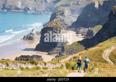 Ein Mann und Frau Paar auf dem Weg in Richtung Strand auf die Attraktion von Bedruthan Steps in Cornwall zu Fuß auf einem heißen Sommern Tag Teil des National Trust Stockfoto