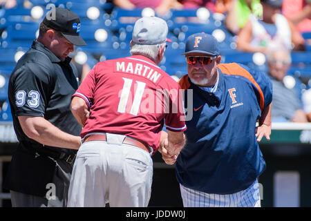 Omaha, NE USA. 19. Juni 2017. Florida State Cheftrainer Mike Martin #11 und Cal State Fresno Cheftrainer Rick Vanderhook #28 schütteln sich die Hände vor Spiel 5 von 2017 NCAA Men es College World Series zwischen Florida State Seminolen Vs Cal Zustand Fullerton Titanen auf dem TD Ameritrade Park in Omaha, NE. Teilnahme: 17,229.Florida gewann Zustand. Jimmy Ausschlag/Cal Sport Media/Alamy Live-Nachrichten Stockfoto