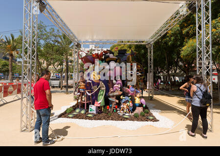 Alicante, Spanien. 20. Juni 2017. Bild entspricht dem Kinderspielplatz von Florida Plaza Las Viñas, vom Künstler Fran Santonja. Heute beenden sie setzen die letzten Details am Tag den Plantá lauten. Es fördert die Pflanze das Lagerfeuer und die Kaserne durch alle Ecken von Alicante. Bildnachweis: FRANCISCO GONZALEZ SANCHEZ/Alamy Live-Nachrichten Stockfoto