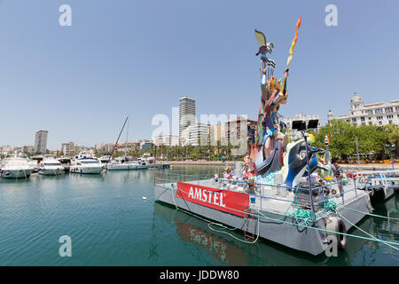 Alicante, Spanien. 20. Juni 2017. Bild, das Feuer auf den Hafen, innerhalb des Wassers entspricht. Heute beenden sie setzen die letzten Details am Tag den Plantá lauten. Es fördert die Pflanze das Lagerfeuer und die Kaserne durch alle Ecken von Alicante. Bildnachweis: FRANCISCO GONZALEZ SANCHEZ/Alamy Live-Nachrichten Stockfoto