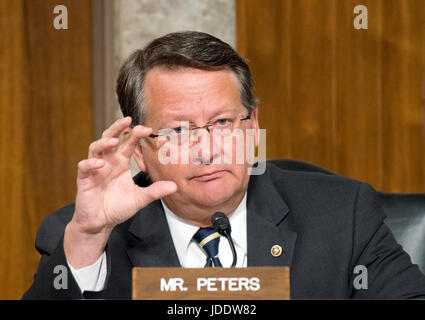 Vereinigte Staaten Senator Gary Peters (Demokrat of Michigan) Fragen Patrick M. Shanahan, wie er auf seine Nominierung für U.S. Deputy Secretary Of Defense auf dem Capitol Hill in Washington, DC am Dienstag, 20. Juni 2017 werden vor uns Senate Committee on Armed Services angezeigt wird. Bildnachweis: Ron Sachs/CNP /MediaPunch Stockfoto