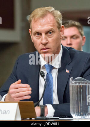 Patrick M. Shanahan erscheint vor dem United States Senate Committee on Armed Services auf seine Nominierung für U.S. Deputy Secretary Of Defense auf dem Capitol Hill in Washington, DC am Dienstag, 20. Juni 2017 werden. Bildnachweis: Ron Sachs/CNP /MediaPunch Stockfoto