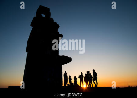 Gelsenkirchen, Deutschland. 18. Juni 2017. Junge Menschen beobachten den Sonnenuntergang neben dem "Stairway to Heaven" (Himmelstreppe) Bildhauerei an der Rheinelbe verderben Tipp in Gelsenkirchen, Deutschland, 18. Juni 2017. Foto: Marcel Kusch/Dpa/Alamy Live News Stockfoto