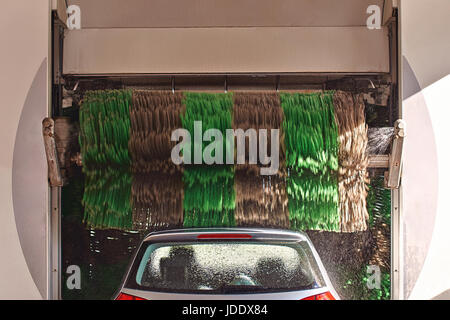 Automatische gestreiften Bürstenrolle in Aktion auf der Service-station Stockfoto