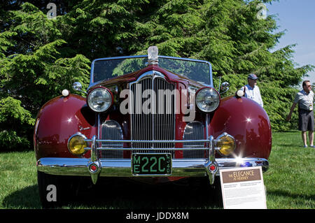 Hershey, PA-Juni 11, 2017:1940 Packard 1806 Custom Super acht Convertible Victoria Darrin steht auf dem Display an die Eleganz bei Hershey. Stockfoto