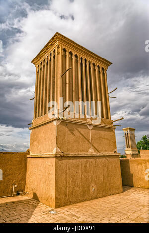 WINDCATCHER Towers ist ein traditioneller persischer architektonisches Element, natürlichen Belüftung in Gebäuden, alten Stadt Yazd Iran zu schaffen. Stockfoto