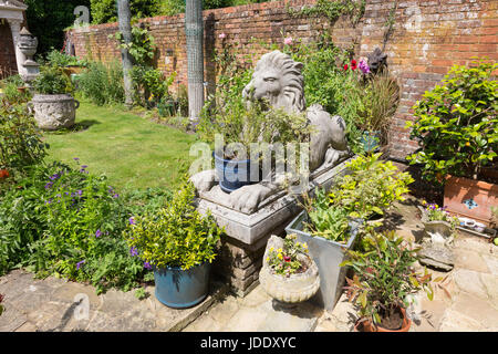 Großen Garten Ornamente einschließlich Löwen-Statuen und Töpfe in einem reich verzierten englischen Garten, Kent England UK Stockfoto