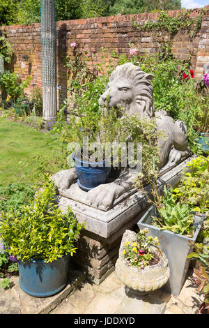 Großen Garten Ornamente einschließlich Löwen-Statuen und Töpfe in einem reich verzierten englischen Garten, Kent England UK Stockfoto