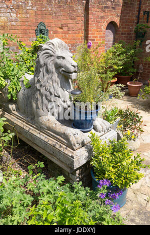 Großen Garten Ornamente einschließlich Löwen-Statuen und Töpfe in einem reich verzierten englischen Garten, Kent England UK Stockfoto