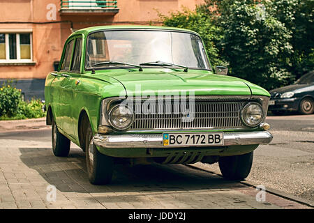 Lviv, Ukraine: 16. Juni 2017 - grün Moskwitsch 412 Izh-412, parkte ein kleines Familie Auto vom sowjetischen russischen Hersteller MZMA AZLK 1967 bis 1975 auf der str Stockfoto