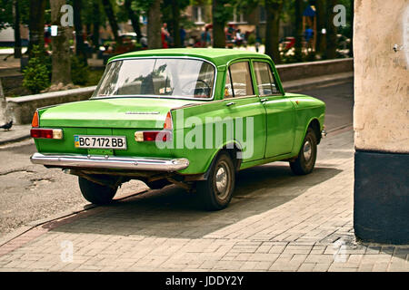 Lviv, Ukraine: 16. Juni 2017 - grün Moskwitsch 412 Izh-412, parkte ein kleines Familie Auto vom sowjetischen russischen Hersteller MZMA AZLK 1967 bis 1975 auf der str Stockfoto