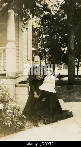 Antike c1905 Foto, Großmutter und Enkelin auf Veranda Schritt. Lage ist wahrscheinlich Mankato, Minnesota. QUELLE: ORIGINALFOTO. Alamy JDDYR2 für Begleiter-Bild zu sehen. Stockfoto