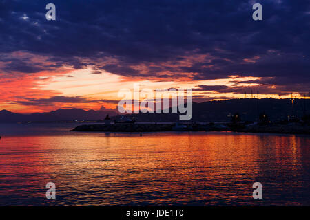 JUAN LES PINS, Frankreich - 20. September 2016: Majestätischen Sonnenuntergang am Mittelmeer in Juan-Les-Pins an der französischen Riviera gedreht Stockfoto