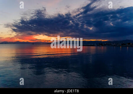 JUAN LES PINS, Frankreich - 20. September 2016: Majestätischen Sonnenuntergang am Mittelmeer in Juan-Les-Pins an der französischen Riviera gedreht Stockfoto