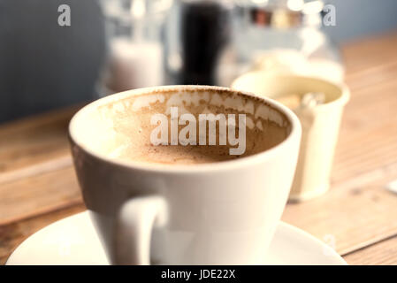 Tasse Cappuccino über Holztisch. Stockfoto