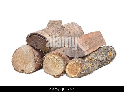 Haufen von Protokollen für Brennholz isoliert auf weiss geschnitten Stockfoto