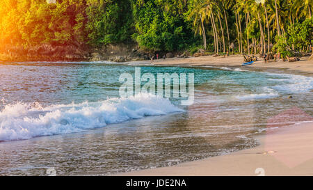 Sonnenuntergang am wunderschönen Crystal Bay, Nusa Penida, Bali Stockfoto