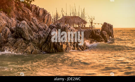 Wellen von magischen Sonnenuntergang, Blick vom Haad Son Beach auf der Insel Koh Phangan. Thailand Stockfoto