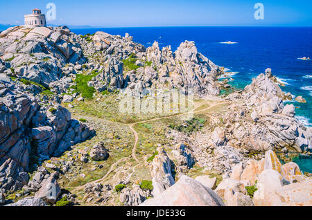 Weißen Leuchtturm von Capo Testa im Nordsardiniens, riesige Granitfelsen vor. Stockfoto