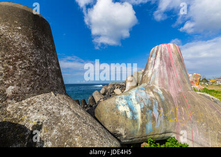 Wellenbrecher-Konstruktionen in der Nähe von Hafen von Ponta Delgada. Ponta Delgada auf der Insel Sao Miguel ist die Hauptstadt der Azoren. Stockfoto