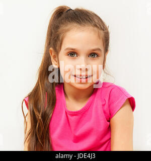 Close-up Portrait Brünette sieben Jahre alten Mädchens Blick in die Kamera Stockfoto