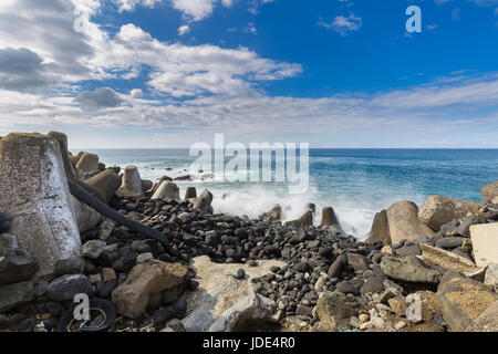 Wellenbrecher-Konstruktionen in der Nähe von Hafen von Ponta Delgada. Ponta Delgada auf der Insel Sao Miguel ist die Hauptstadt der Azoren. Stockfoto