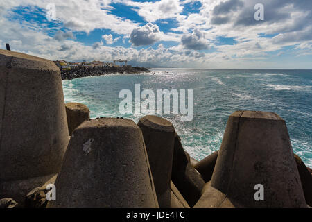 Wellenbrecher-Konstruktionen in der Nähe von Hafen von Ponta Delgada. Ponta Delgada auf der Insel Sao Miguel ist die Hauptstadt der Azoren. Stockfoto