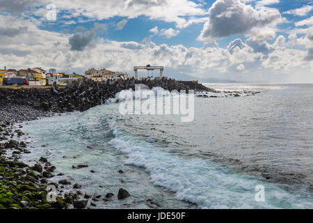 Wellenbrecher-Konstruktionen in der Nähe von Hafen von Ponta Delgada. Ponta Delgada auf der Insel Sao Miguel ist die Hauptstadt der Azoren. Stockfoto