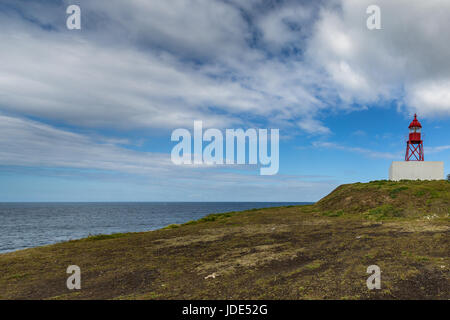 Kleiner Leuchtturm in der Nähe von Hafen von Ponta Delgada. Ponta Delgada auf der Insel Sao Miguel ist die Hauptstadt der Azoren. Stockfoto