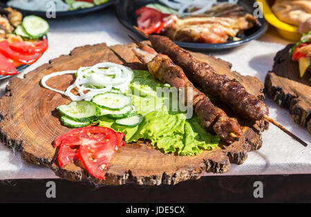 Vom Grill Schaschlik oder Schaschlik auf Holzspieße mit frischem Gemüse Stockfoto