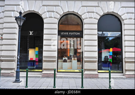 BUDAPEST, Ungarn - Juni 4: Fassade des Louis Vuitton Flagship-Store in der Straße von Budapest am 4. Juni 2016. Stockfoto