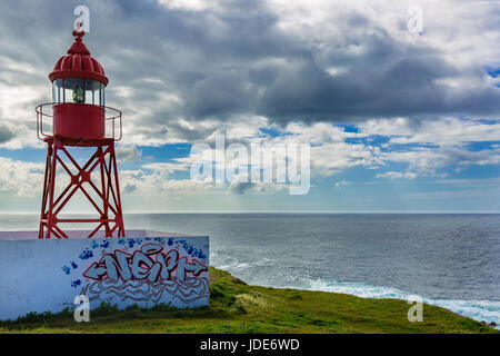 Kleiner Leuchtturm in der Nähe von Hafen von Ponta Delgada. Ponta Delgada auf der Insel Sao Miguel ist die Hauptstadt der Azoren. Stockfoto