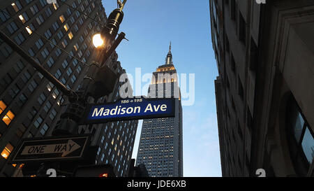 New York City Madison Avenue Straßenschild in der Abenddämmerung Stockfoto