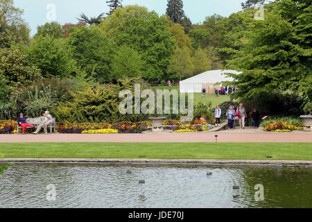 Wisley, Surrey, UK - 30. April 2017: Besucher genießen die schönen formalen angelegten Garten mit Bäume und See Stockfoto