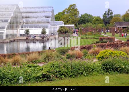 Wisley, Surrey, UK - 30. April 2017: Gemäßigten Gewächshaus und See gesetzt es reich verzierten formale Gartenanlage Stockfoto