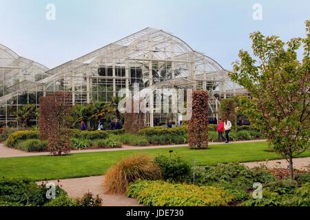 Wisley, Surrey, UK - 30. April 2017: Gemäßigten Gewächshaus und kunstvollen formalen Garten Stockfoto