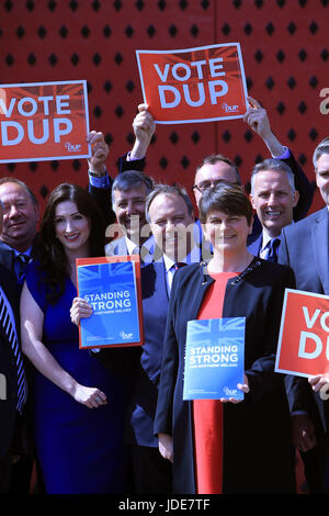 Nord Antrim - Ian Paisley Jnr, Osten Antrim: Sammy Wilson. Drücken Sie Auge. ... Der südantrim - Paul Girvan, North Belfast - Nigel Dodds, East Belfast - Gavin Robinson, South Belfast - Emma Little-Pengelly, Lagan Valley: Sir Jeffrey Donaldson, Strangford - Jim Shannon, die DUP, die Democratic Unionist Party, Sydney Anderson, Obere Bann, Jonathan Bell, Strangford, Maurice Bradley, Osten Londonderry, Paula Bradley, Belfast North, Joanne Bunting, Belfast Ost, Keith Buchana, Mid Ulster, Thomas Buchanan, West Tyrone, Pam Cameron, der südantrim, Arlene Foster, Nigel Dodds, Ian Paisley, Emma wenig Pengelly, Cand. Stockfoto