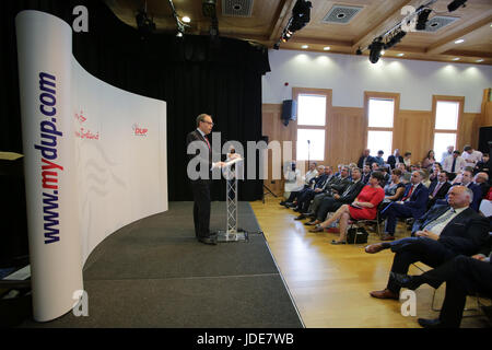 Nord Antrim - Ian Paisley Jnr, Osten Antrim: Sammy Wilson. Drücken Sie Auge. ... Der südantrim - Paul Girvan, North Belfast - Nigel Dodds, East Belfast - Gavin Robinson, South Belfast - Emma Little-Pengelly, Lagan Valley: Sir Jeffrey Donaldson, Strangford - Jim Shannon, die DUP, die Democratic Unionist Party, Sydney Anderson, Obere Bann, Jonathan Bell, Strangford, Maurice Bradley, Osten Londonderry, Paula Bradley, Belfast North, Joanne Bunting, Belfast Ost, Keith Buchana, Mid Ulster, Thomas Buchanan, West Tyrone, Pam Cameron, der südantrim, Arlene Foster, Nigel Dodds, Ian Paisley, Emma wenig Pengelly, Cand. Stockfoto