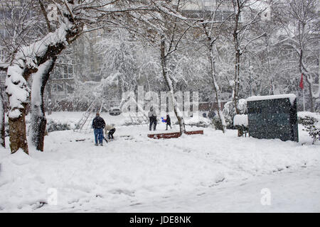 Familie mit Kindern zu spielen und viel Spaß im Schnee im Park namens "Macka Demokrasi - Sanat Parki" in Istanbul Stockfoto