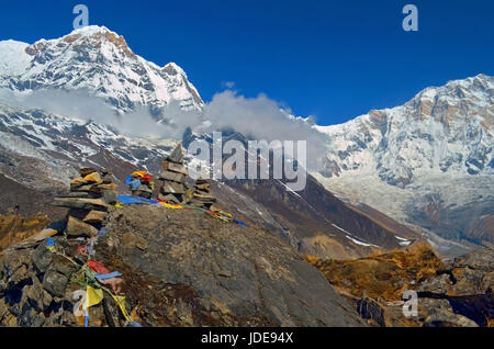Berglandschaft im Himalaya. Kegel aus Steinen. Annapurna South Peak, Annapurna Base Camp. Stockfoto