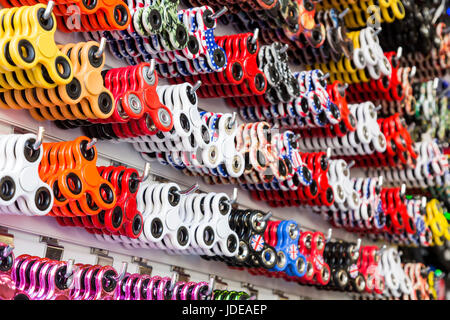 Zappeln Sie Spinner auf Verkauf in Oxford Street, London, England, Vereinigtes Königreich Stockfoto