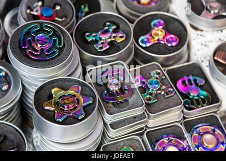 Ausgefallene Fidget Spinner auf Verkauf in Oxford Street, London, England, Vereinigtes Königreich Stockfoto