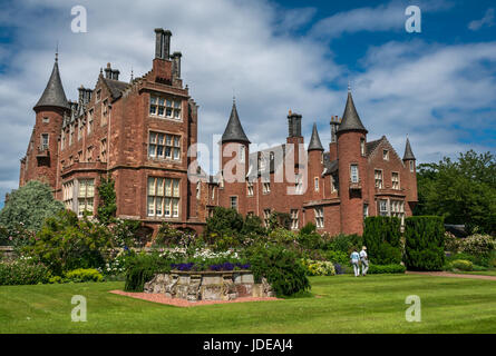 Tyninghame Haus, viktorianischen Schottischen herrschaftliche Villa im Stil und Gärten, East Lothian, Schottland, Großbritannien, am Tag der offenen Tür während der Schottischen Regelung Gärten Stockfoto