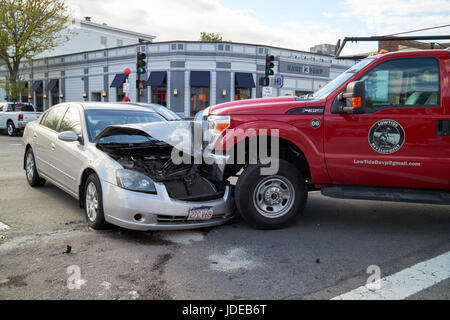 PKW- und LKW-Unfall an Kreuzung in Vororten von Boston USA Stockfoto