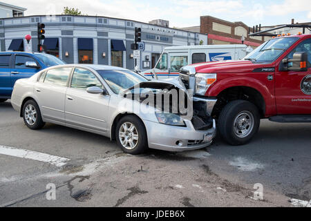 PKW- und LKW-Unfall an Kreuzung in Vororten von Boston USA Stockfoto