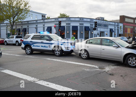 Boston Polizei Suv Interceptor drängen Unfall beschädigte Auto Unfall von der Straße an der Kreuzung in Vororten von Boston USA immobilisiert Stockfoto