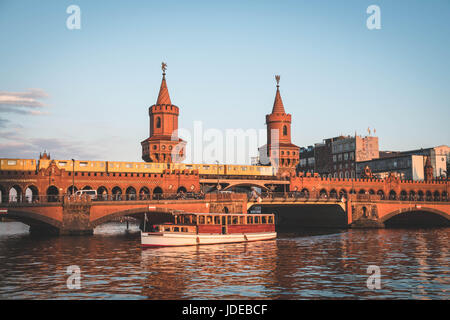 Oberbaumbrücke und Boot auf der Spree - Oberbaumbruecke in Berlin, Deutschland Stockfoto