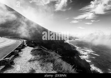 Kurvenreiche Straße an der Big Sur Coast Stockfoto