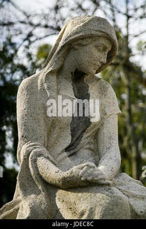 Statue einer trauernden Frau auf einem Friedhof Stockfoto